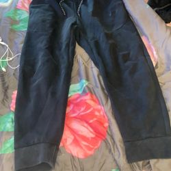 Black Nike Tech Bottoms 45$ (Large )