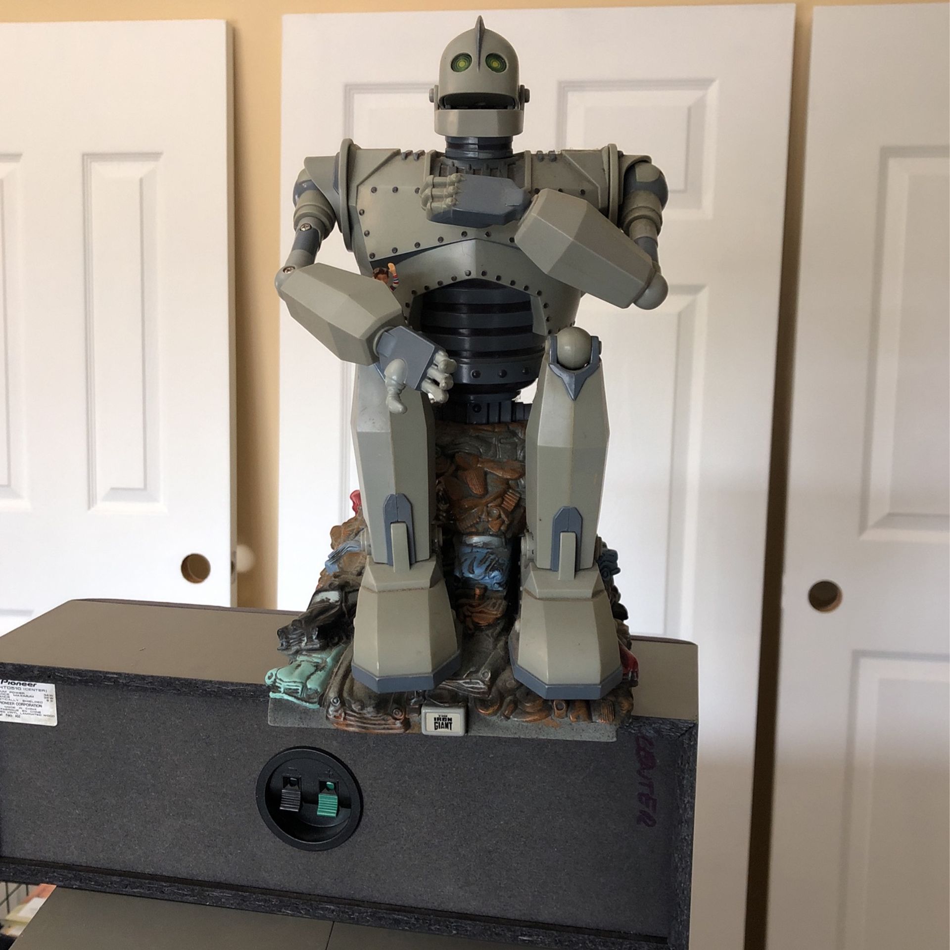 1999 Animatronic The Iron Giant Coin Bank