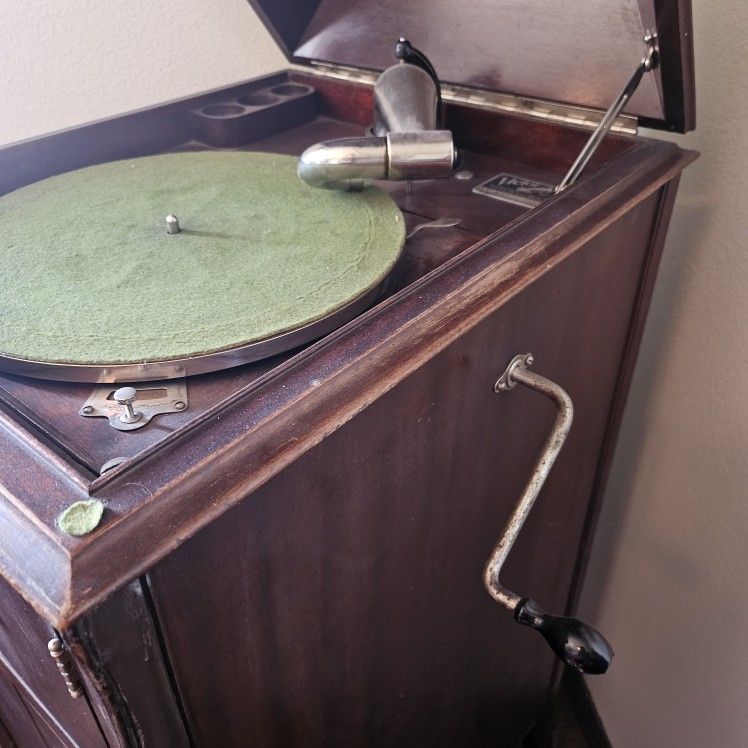 Victrola Crank Record Player