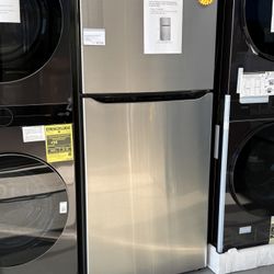 30 in. W 20 cu. ft. Top Freezer Refrigerator with ICE MAKER 🧊 