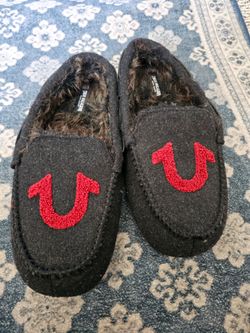 11/12 True Religion men's black moccasin slippers