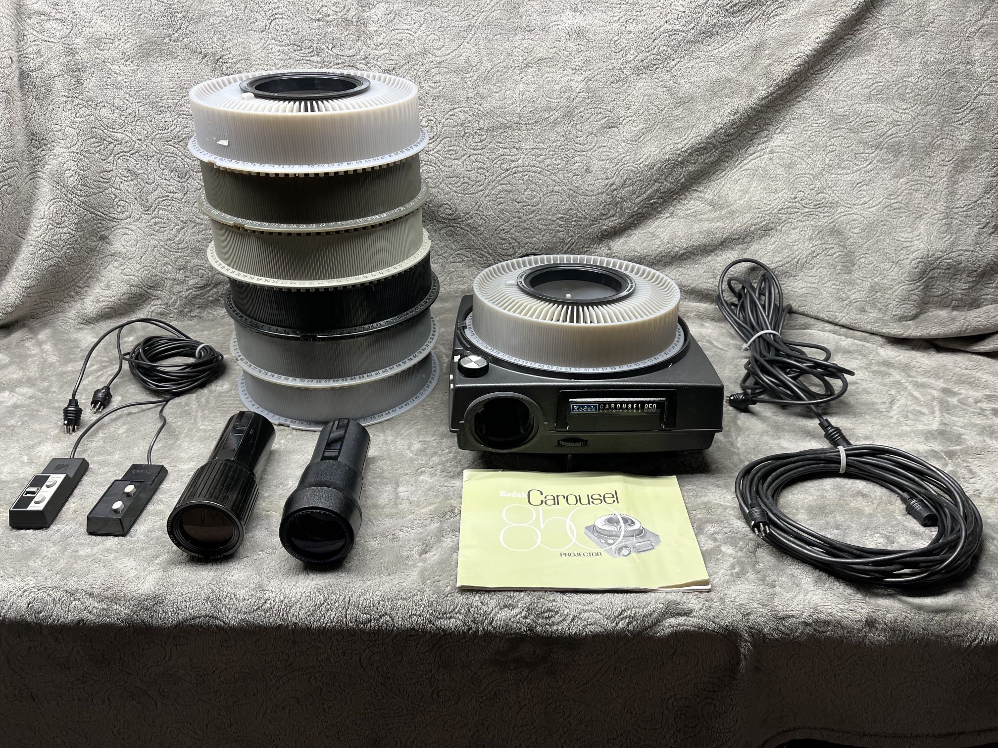 Kodak Carousel 850 Autofocus Slide Projector With 2 Lens - 102-152 Mm F3.5/and 4.6 Inch F3.5. Also Included - 2 Remotes, 2 Extension Cables, 7 Carouse