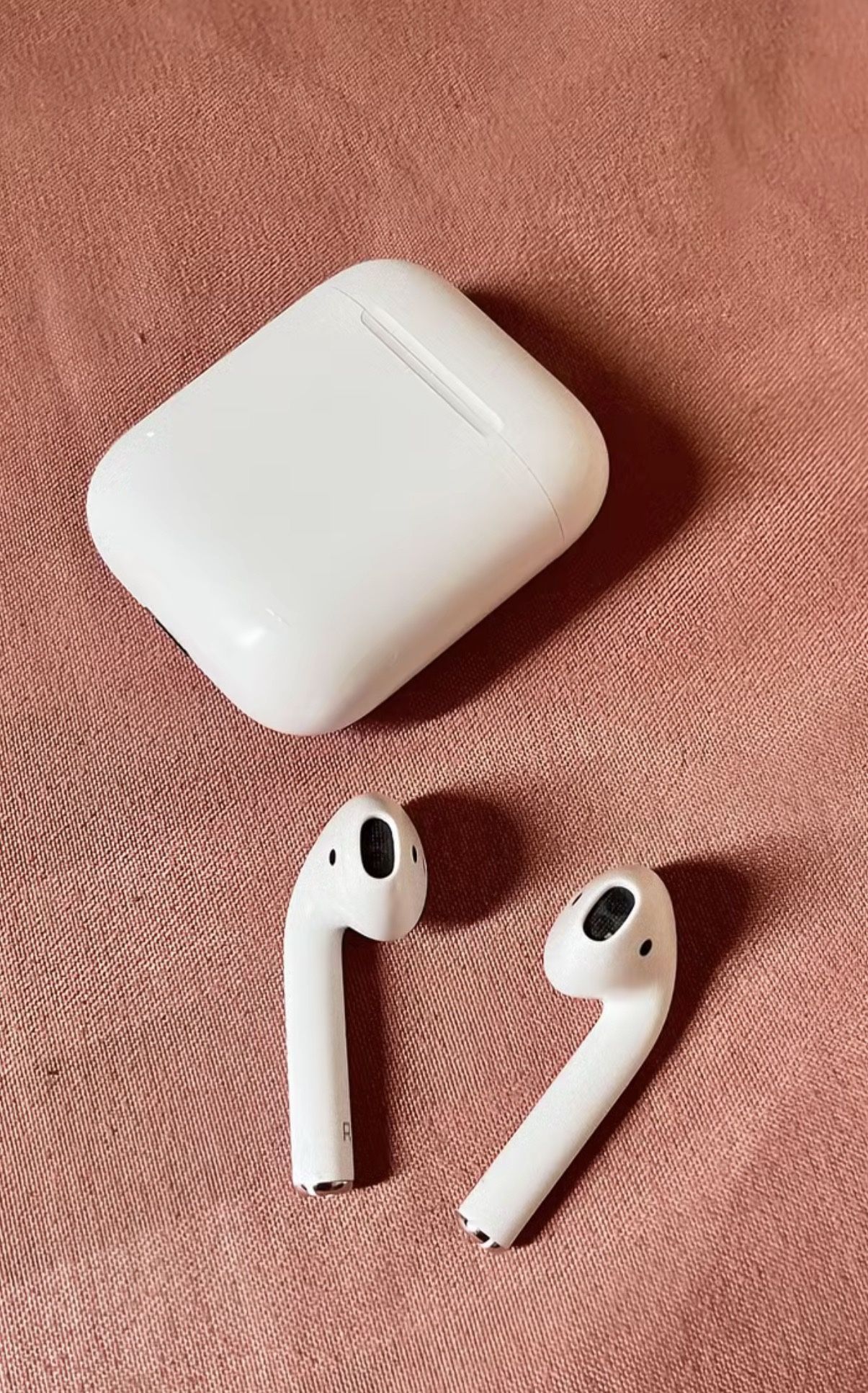AIRPODS 2ND GEN OPEN NEVER USED