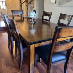 STUNNING WOOD  DINING TABLE AND 6 Chairs