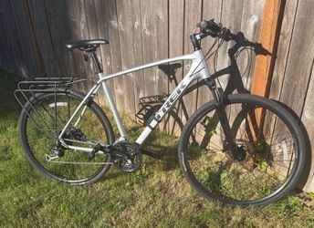 Trek Dual Sport 3 Hybrid Bike