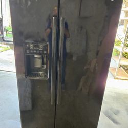 GE Side-by-Side Refrigerator – Black – Works Great