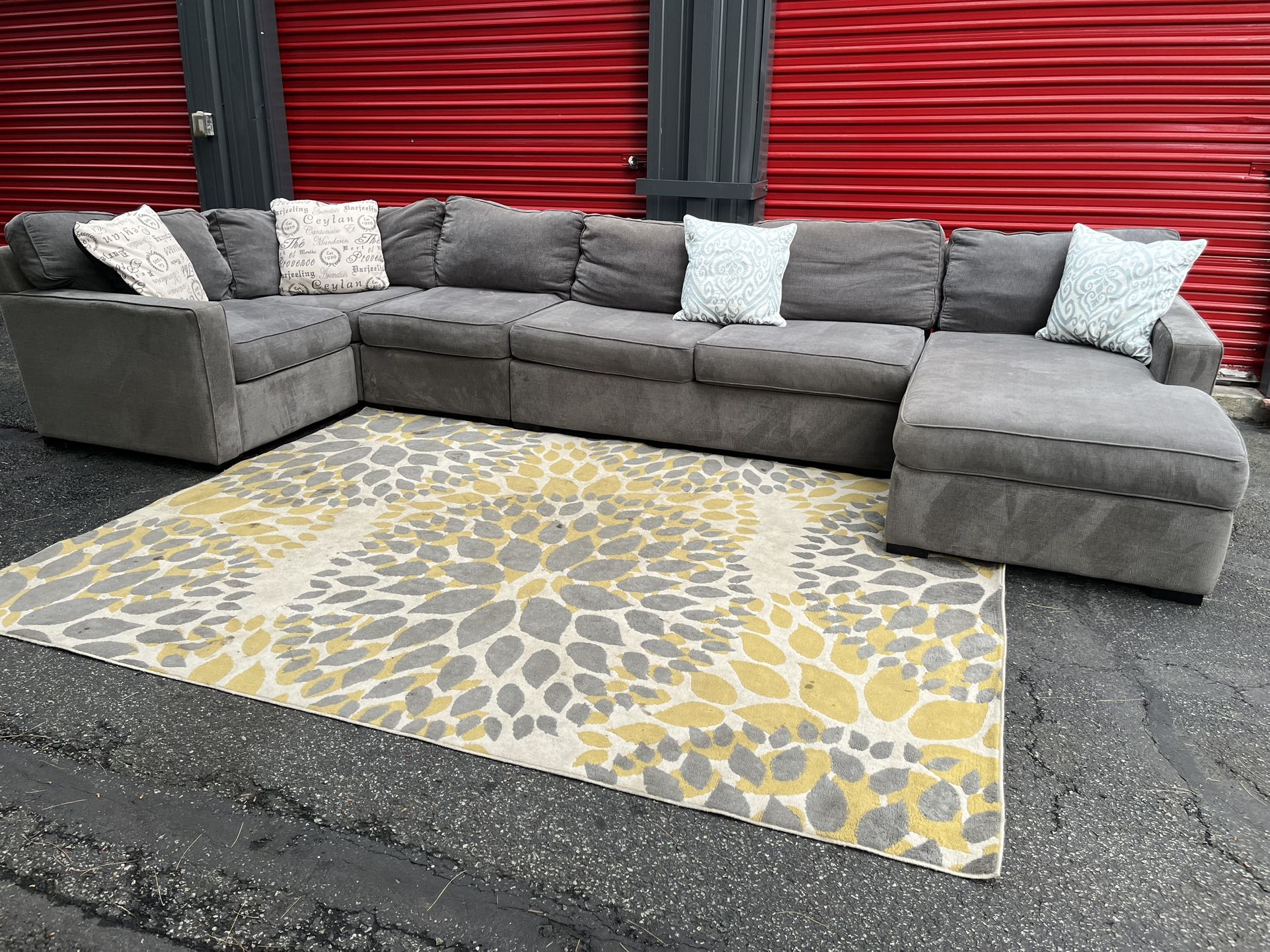 Sectional Couch!! Delivery Available 🚚!! Dimensions: 167” x 73” Length x 30” Height x 38” Depth ( 64” Depth Longer Section) 