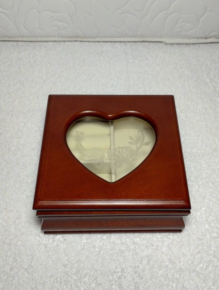 Small Heart Design Wooden Jewelry Box β Excellent Condition