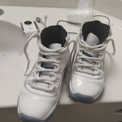 Air Jordan 11 Retro "Legend Blue" (2024) - Size 5Y