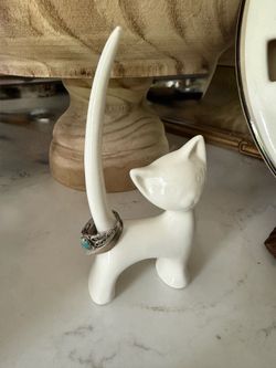Adorable white ceramic cat ring holder. Keeps rings safe, organized.