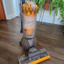 Dyson Multifloor 2 with 5 Attachment
