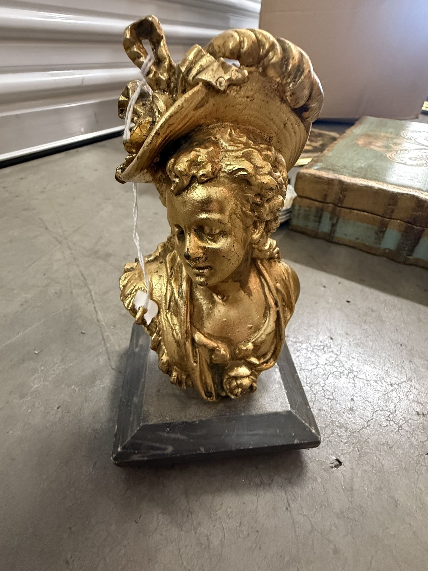 gilded wood sculpture or bust of a young woman, possibly in a Chinoiserie style. Material: Gilded wood,