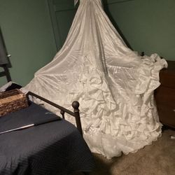 Wedding Dress  5 Foot Train. 