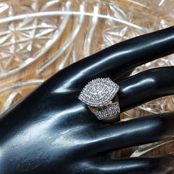 A definite "WOW" Ring!! 10k Two Tone Diamond Oval Cluster Statement Ring Sz 9.5.