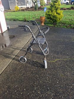 Walker/ With Chair And Brakes