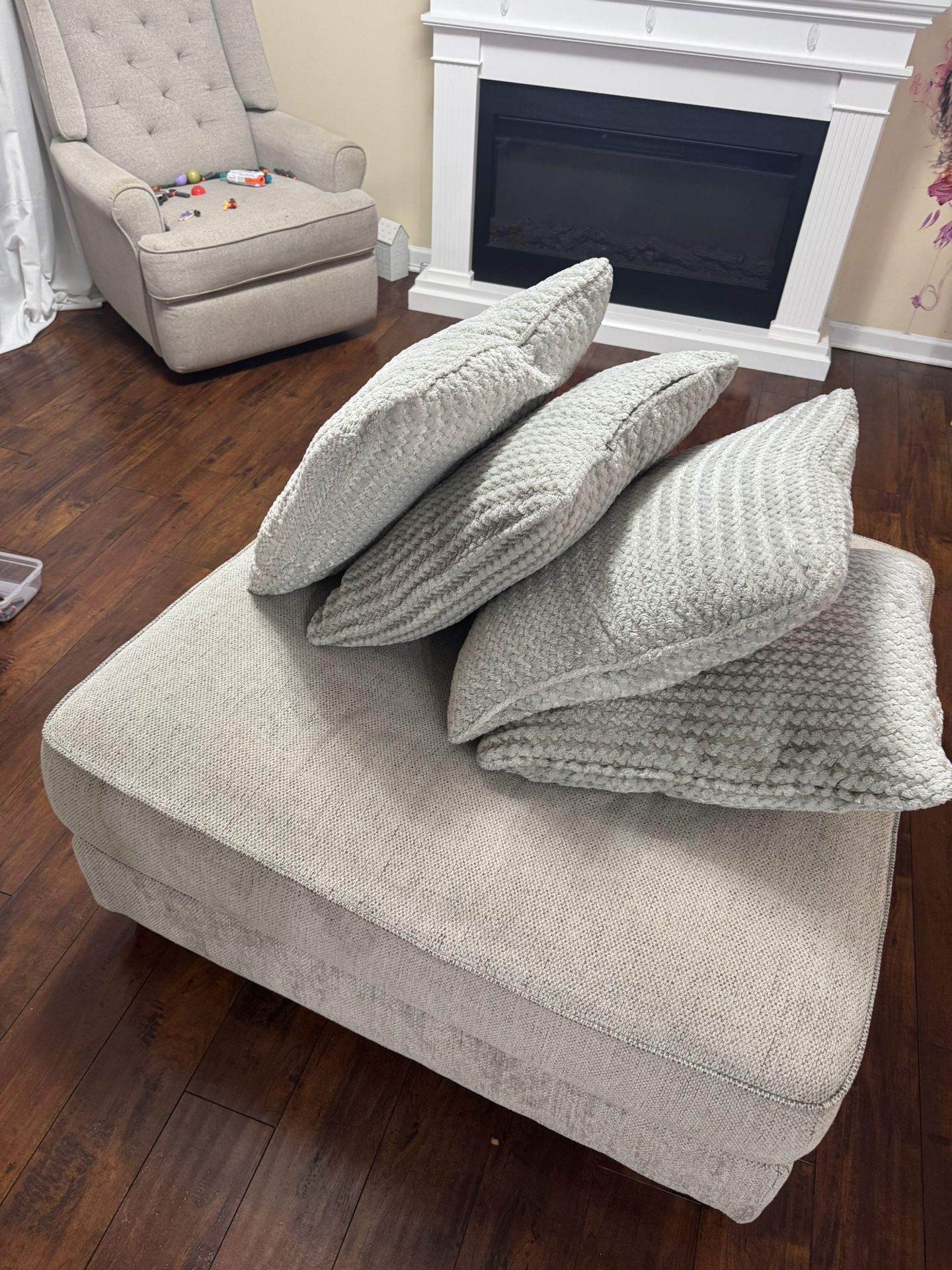 Otoman With 4 Pillows