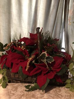 christmas basket with poinsettias/ Canasta Navideña Con Noche Buenas