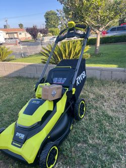 RYOBI
40V HP Brushless 21 in.
Cordless Battery Walk Behind Self-Propelled Lawn Mower with (1) 6.0 Ah Batteries and Charger