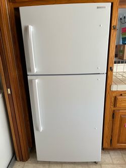 Insignia 18 Cu. Ft. Top Freezer Refrigerator