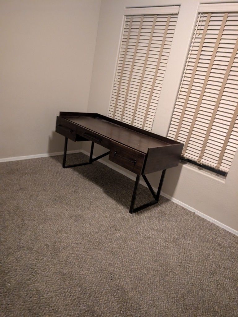 Free Desks And Queen Bedroom Furniture!!!