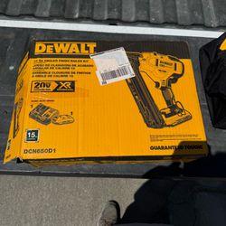 DEWALT 20V MAX XR 15 GA Angled Finish Nailer Kit DCN650D1