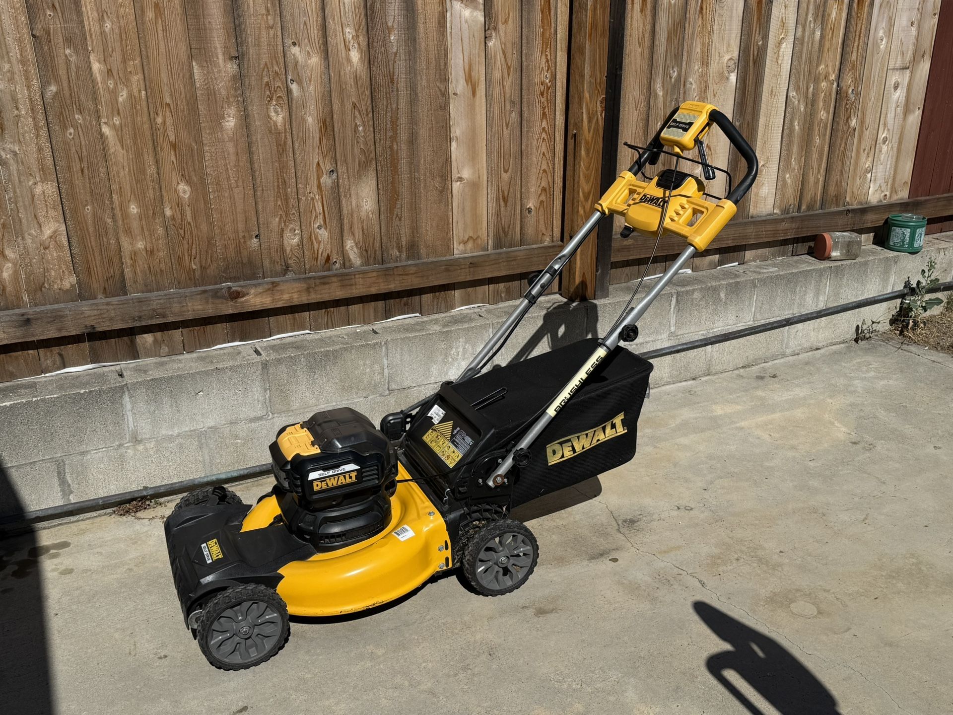 20V MAX 21.5 in. Battery Powered Walk Behind Self Propelled Lawn Mower Dewalt