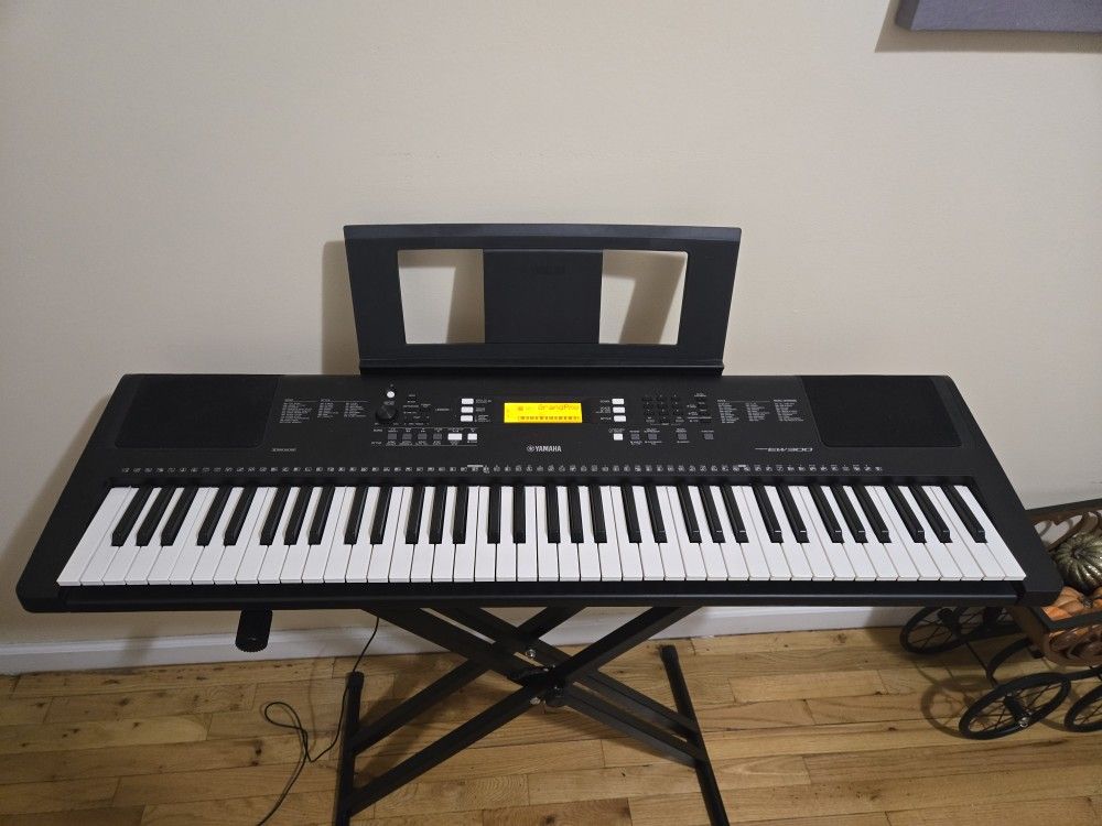 Piano- Keyboard Yamaha PSR EW300. 76- Keys