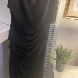 🖤 Elevate Your Look with the Black Ruched  Midi Dress! 🖤 