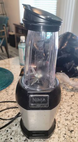 NINJA Countertop Blender 3 24oz cups 1 16oz cup w lids