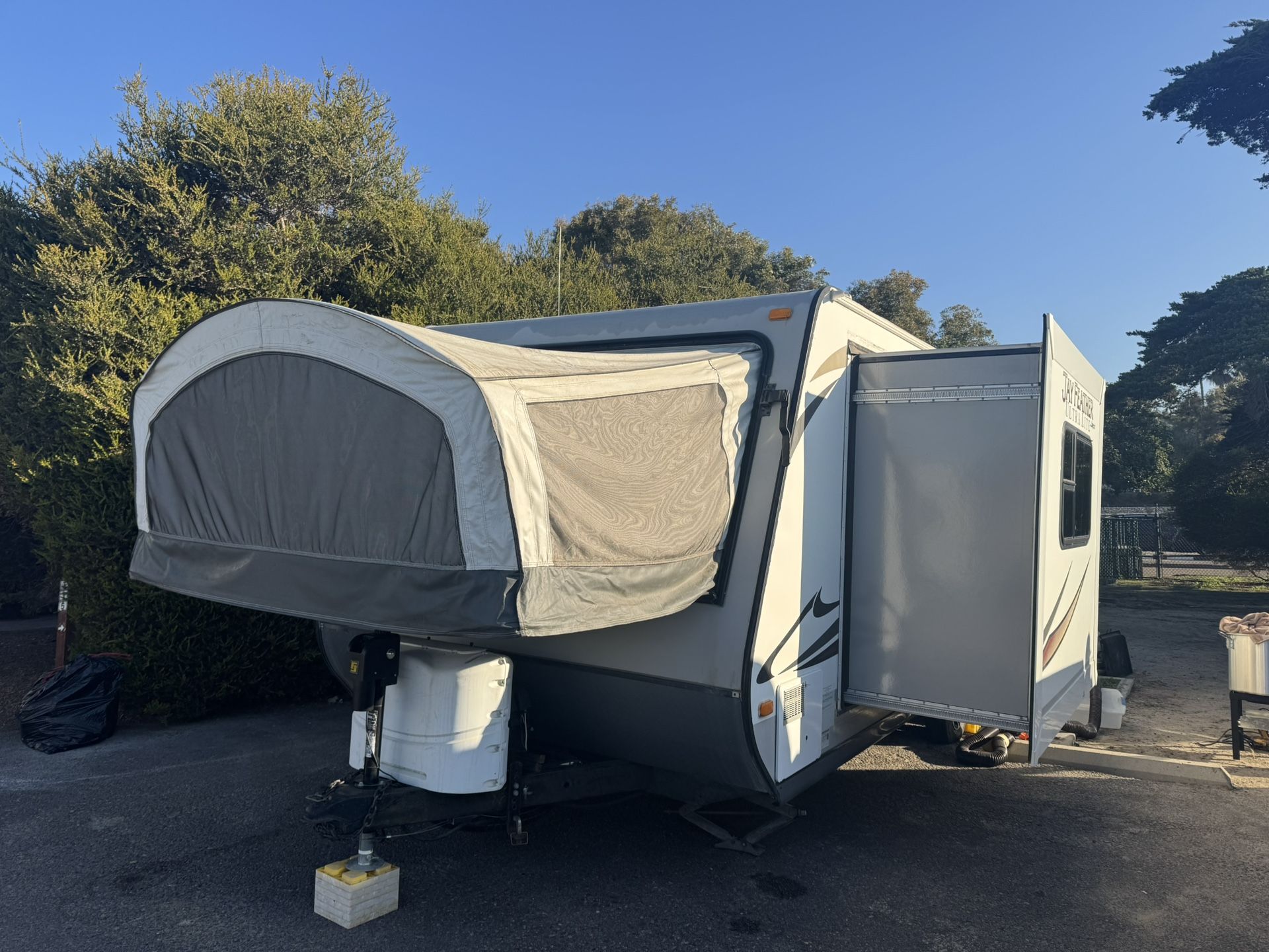 2014 Jayco Hybrid Travel Trailer – 3 Queen Beds – Sleeps 8–10 – $9,800 (priced to sell!)