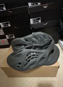 adidas Yeezy Foam Runner Carbon IG5349 Mens Size 10 Brand New