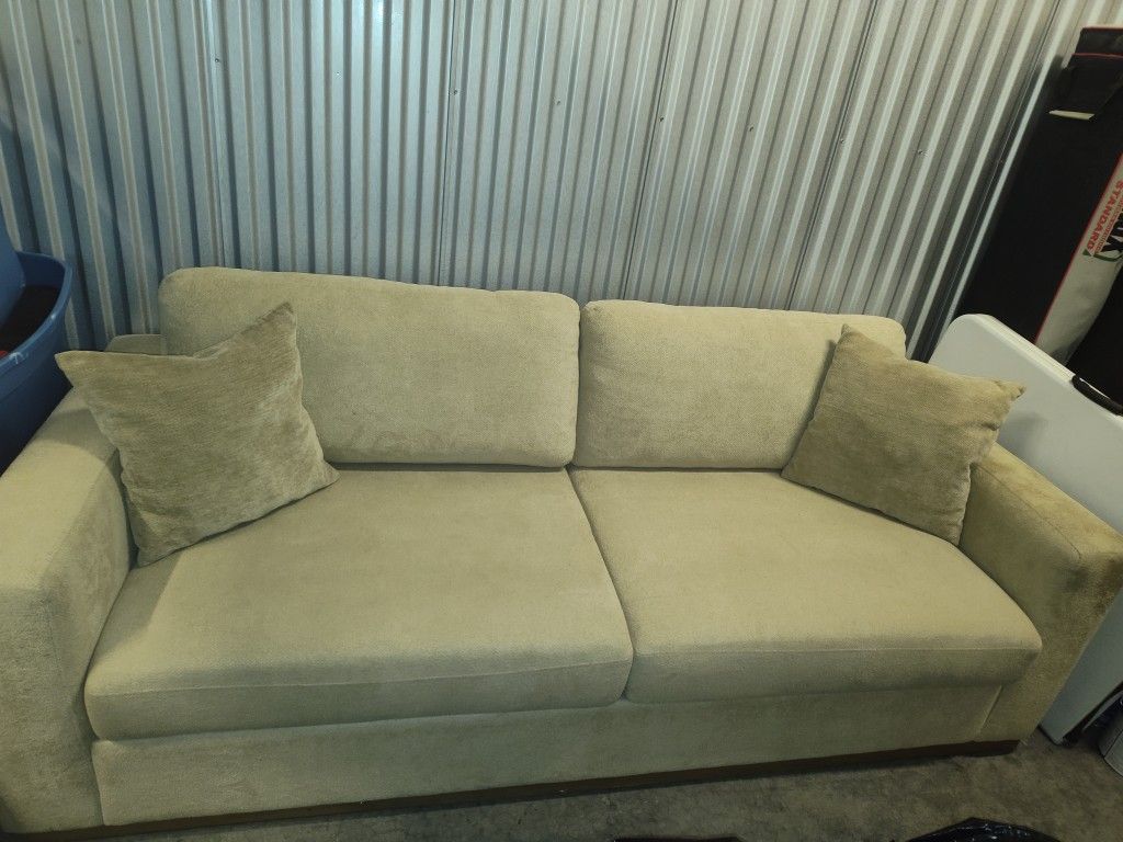 7FT CREAM COLOR COUCH. WEST ASHLEY CHARLESTON SC PICKUP ONLY!!