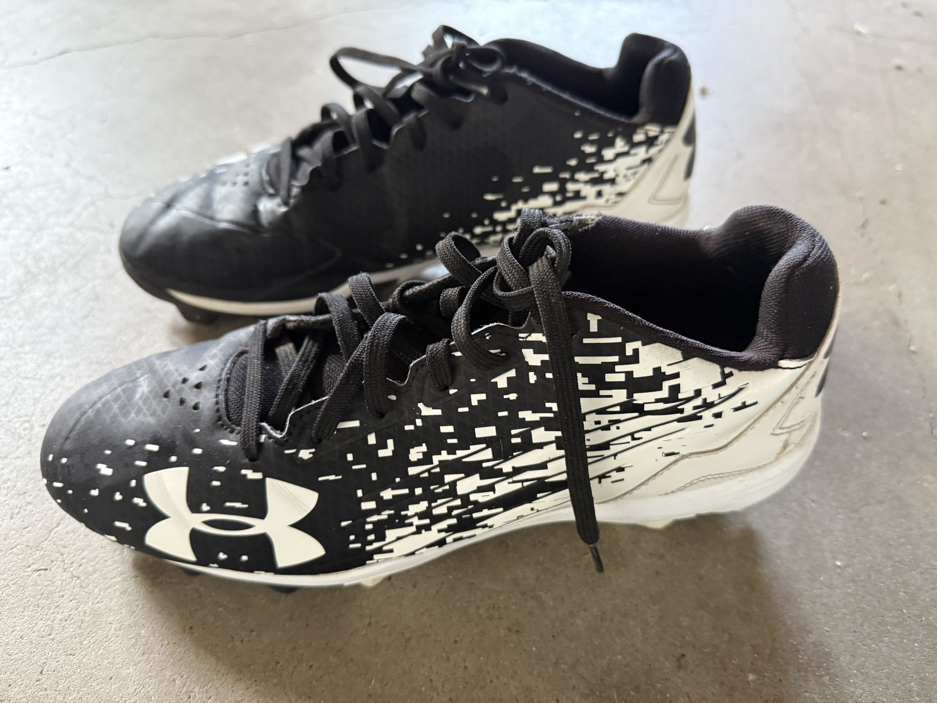 Almost New Under Armour Baseball/Softball Cleats