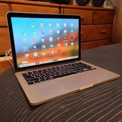 Excellent 15 inch Apple Macbook Pro Laptop  Computer  Retina With Intel Core i7 Processor With Programs 