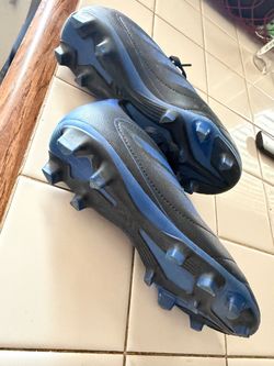 Boys size 3 soccer shoes