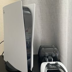 PlayStation 5 Digital + 3 Controllers