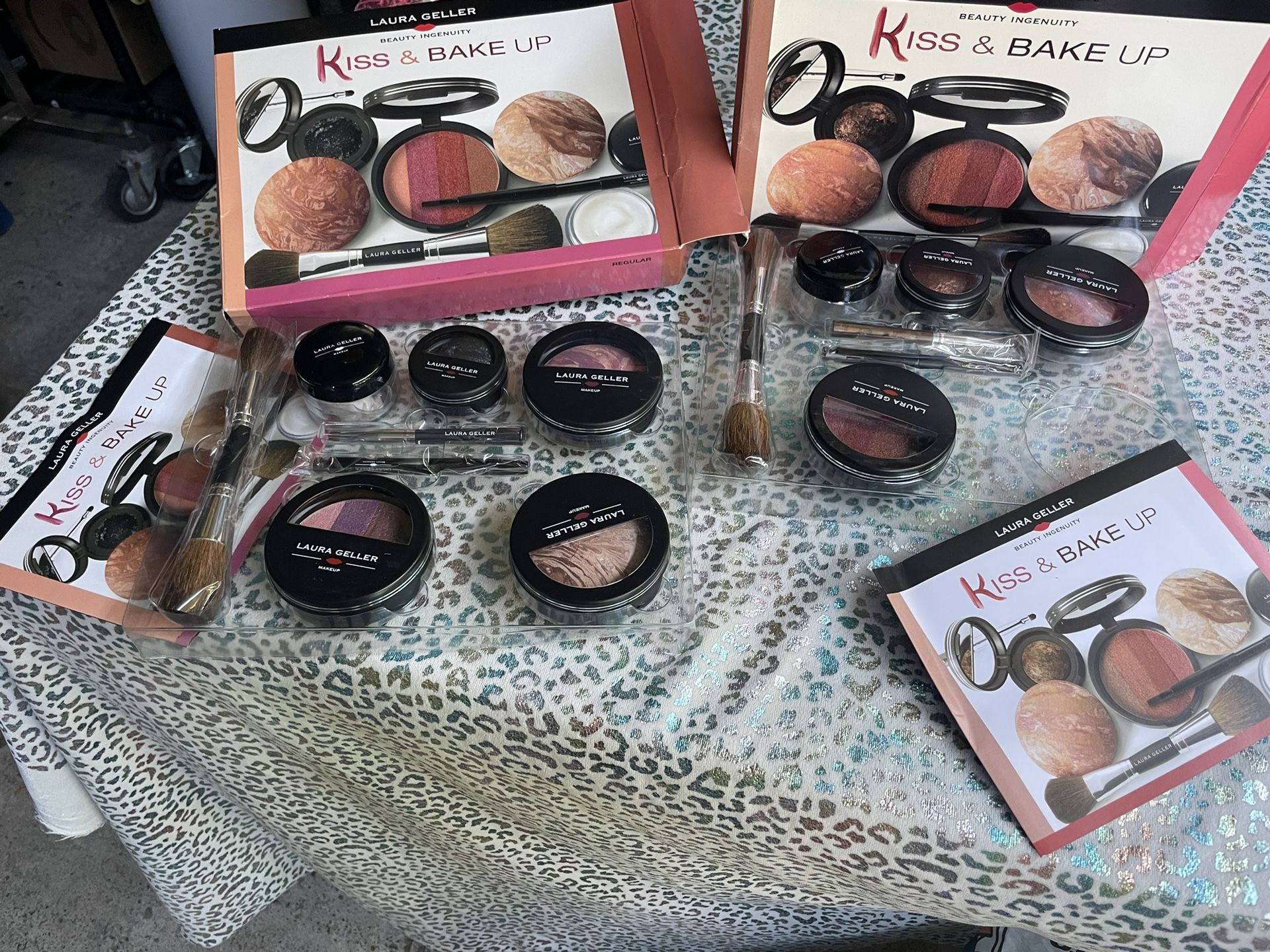 BEAUTIFUL BRAND NEW LAURA GELLER BEAUTY INGENUITY KISS & BAKE UP