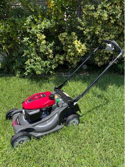 SELF  PROPELLED LAWNMOWER HONDA HRX-217 /200cc TWIN BLADE . XENOY DECK NEVER GER RUST, DENT or CORRODE ,  . ALLOW YOU MAKE YOUR OWN SPEED. JUST RECENT