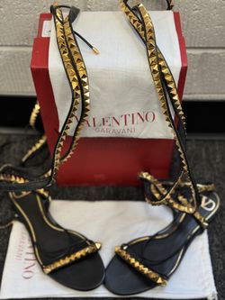 Valentino Garavani Rockstud gladiator sandal Black And Gold 