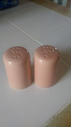 Vntg salt and pepper shakers