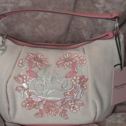 Juicy Couture Bag Measures approx 13.5"W x 8"H
Roomy enough to hold all of our daily essentials.