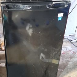 Avanti 4.4 Cubic Refrigerator 