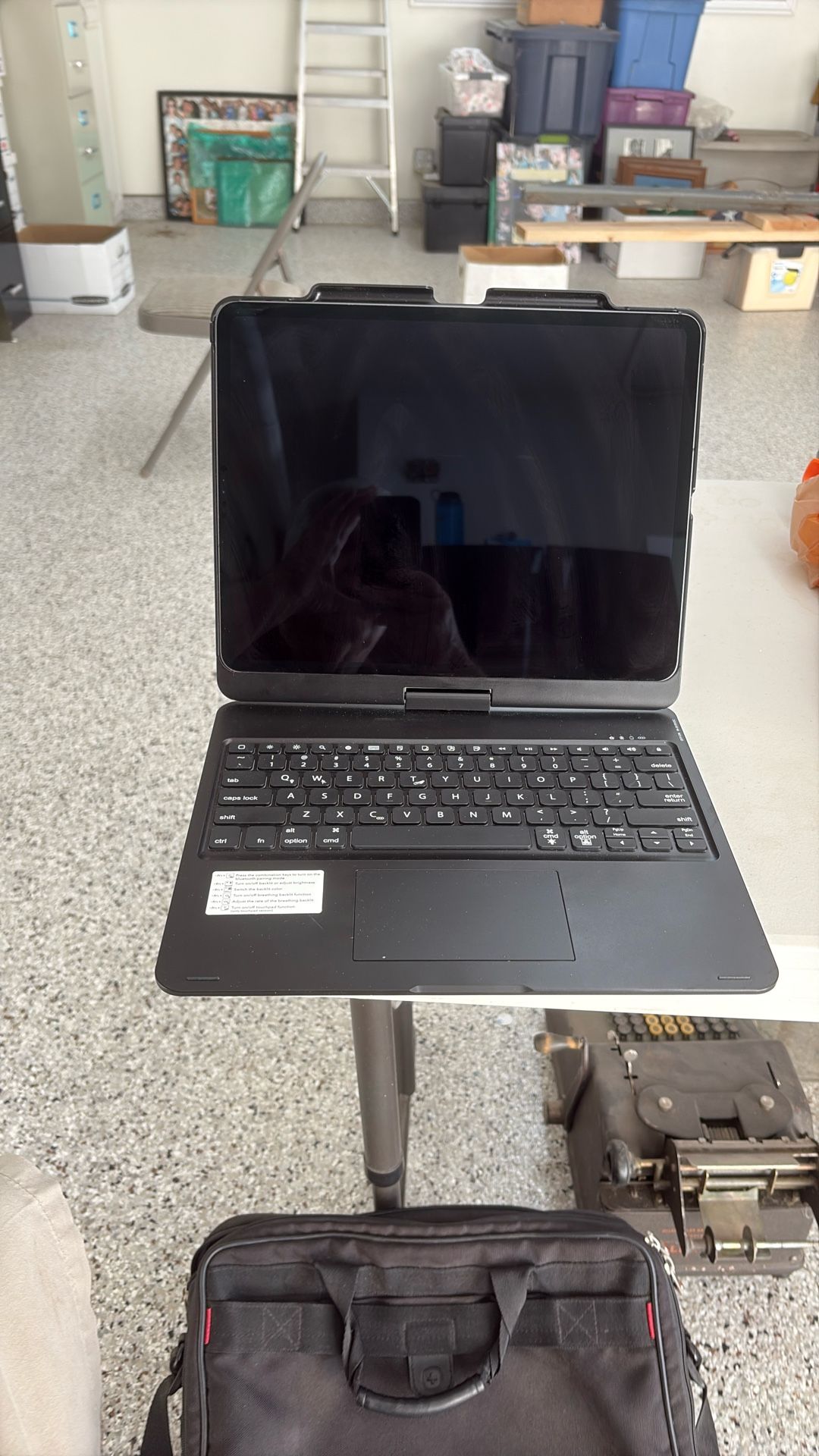 Apple Lap Top With Keyboard & Carrying Case