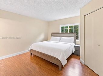 Cama King + 2 mesitas de noche / King bed + 2 bedside tables