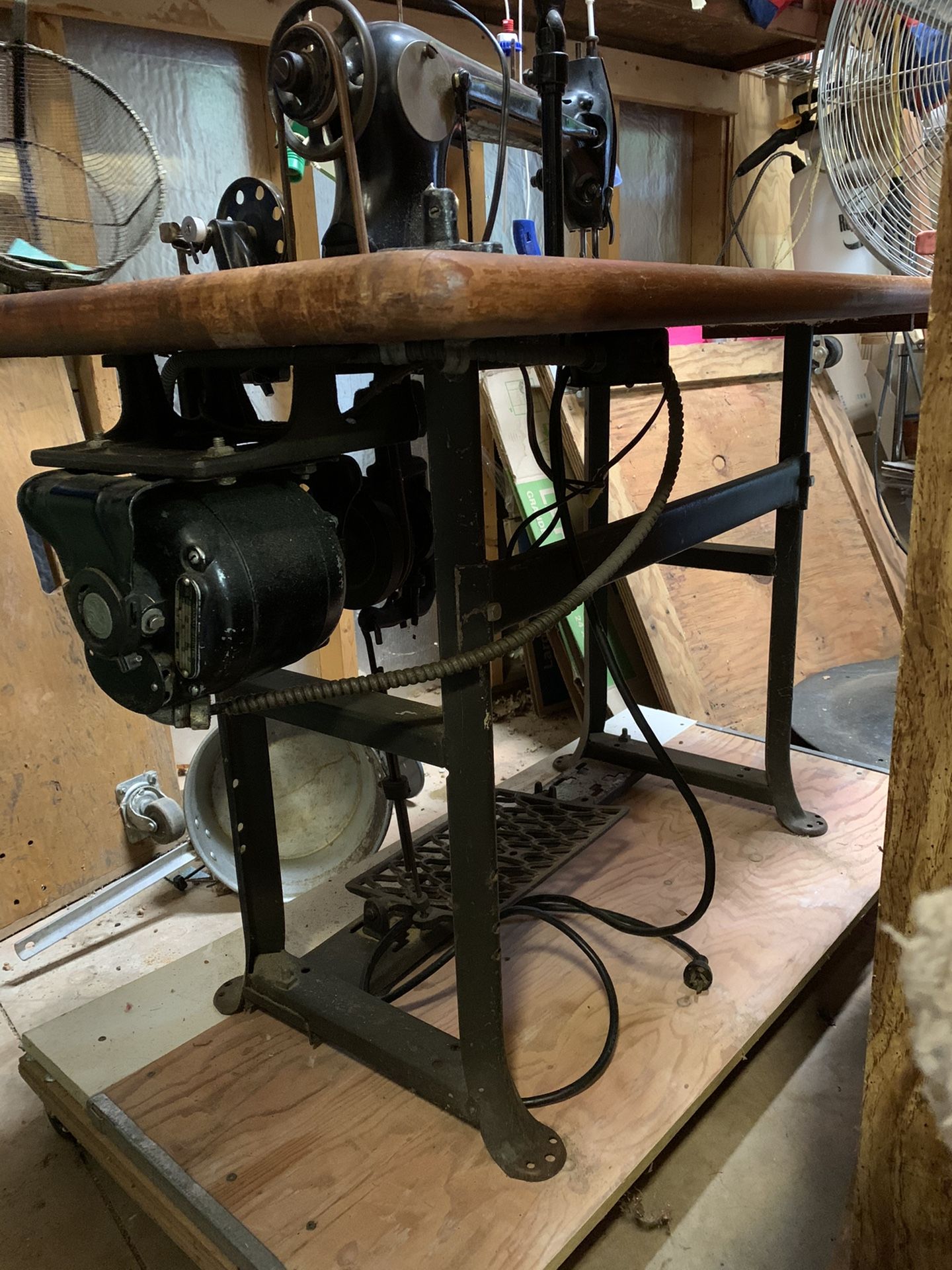 VINTAGE INDUSTRIAL SINGER SEWING MACHINE Model G3115/// General