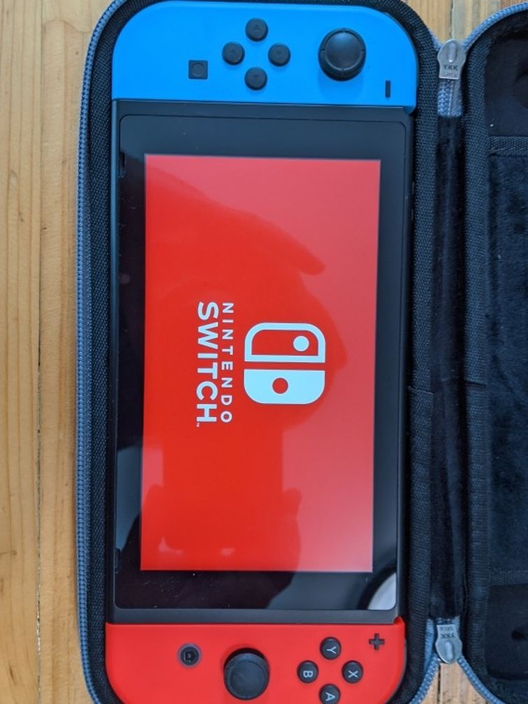 Nintendo Switch + Case