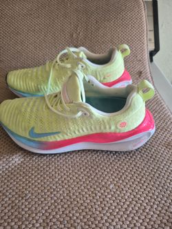 Athletic shoes