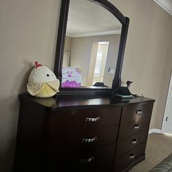 8 Drawer With Mirror Dresser