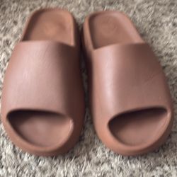 Men’s 9 Brown Yeezy Slide