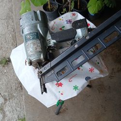 Used Hitachi Freiming Nailer Good Condición 